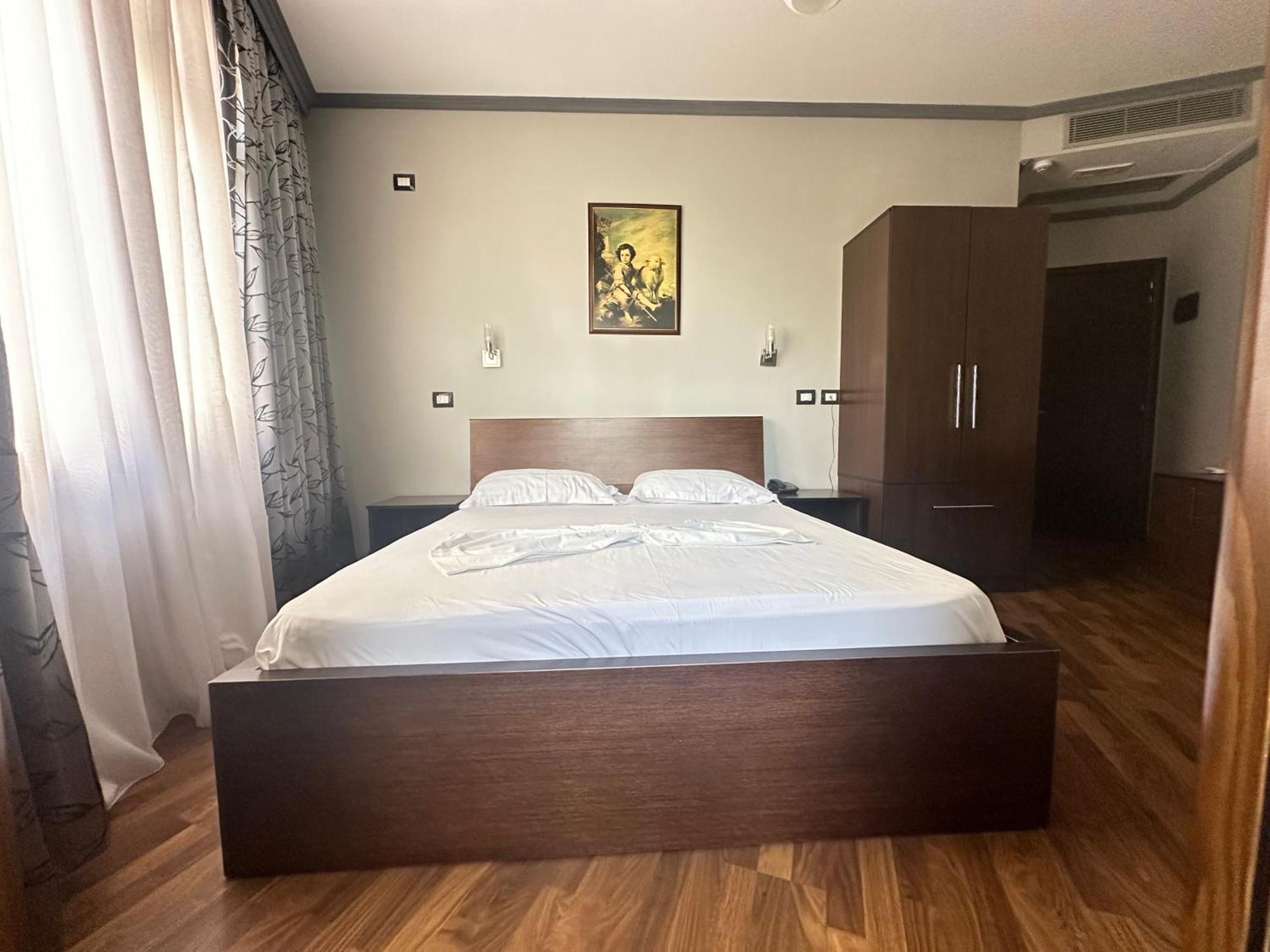Panorama Rooms Hotel Near The Old Bazaar Kruje Bagian luar foto