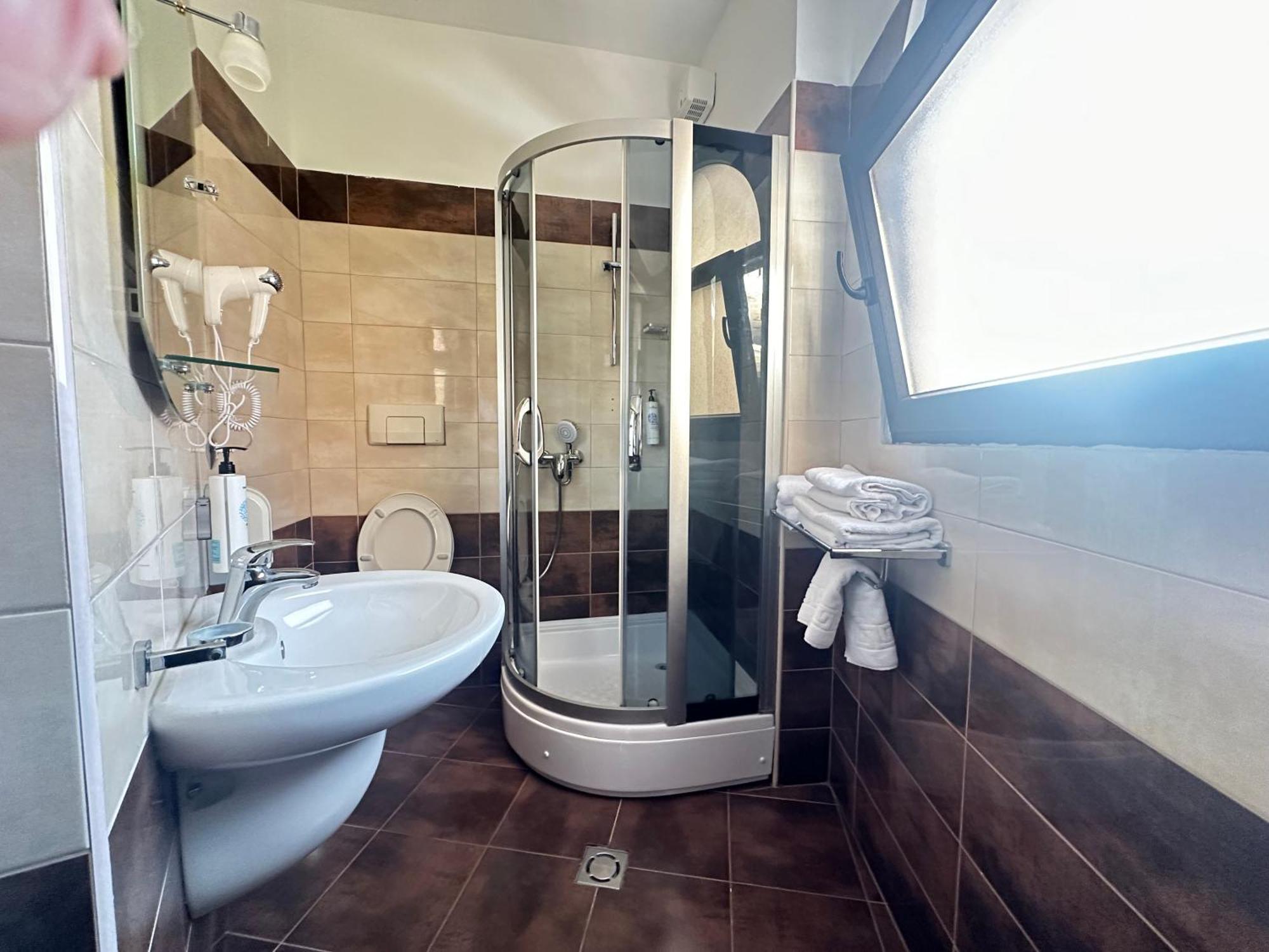 Panorama Rooms Hotel Near The Old Bazaar Kruje Bagian luar foto