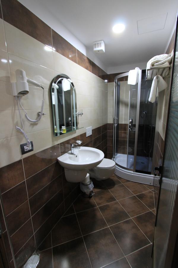Panorama Rooms Hotel Near The Old Bazaar Kruje Bagian luar foto
